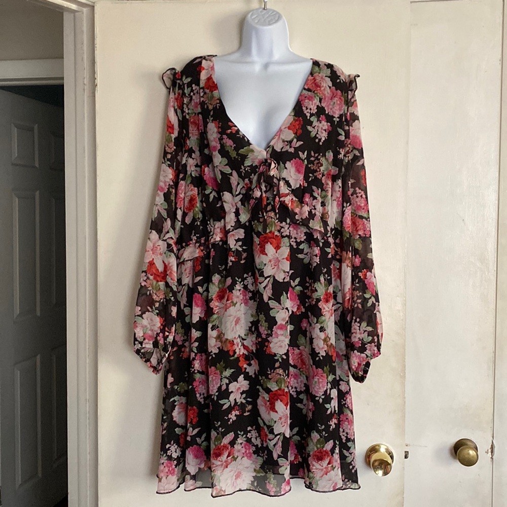 Long sleeve floral v neck dress. Very flowy